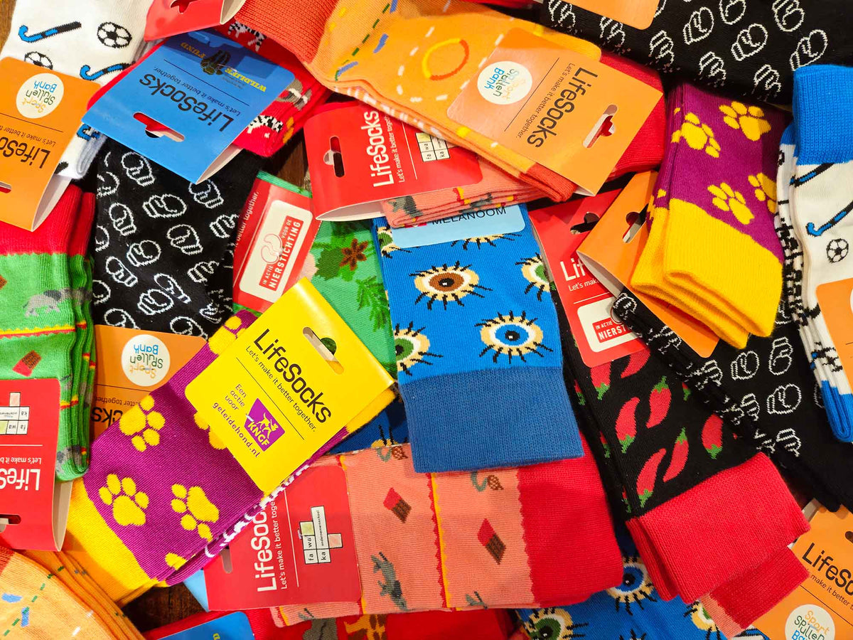 Een stapel kleurrijke LifeSocks sokken